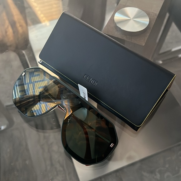 Fendi FF Evolution Mask Sunglasses with Case 142mm, New w/Tag, Full Inclusion - Picture 6 of 14